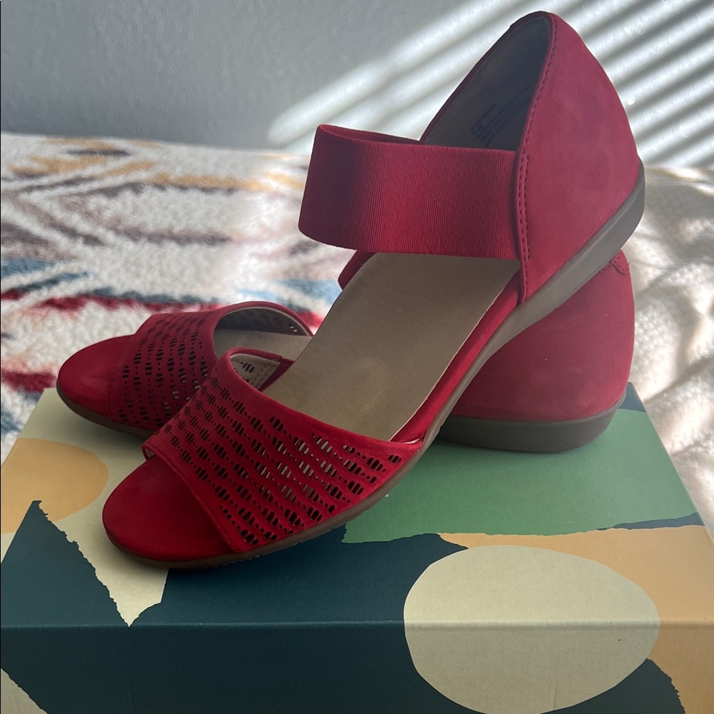 Earth Women's Red Open-Toe Elastic Strap Sandals - Picture 6 of 7